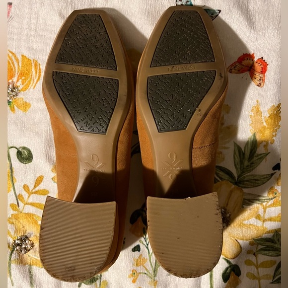 Nine West size 9M yellow pumps. Worn twice. Super comfortable - Picture 4 of 7
